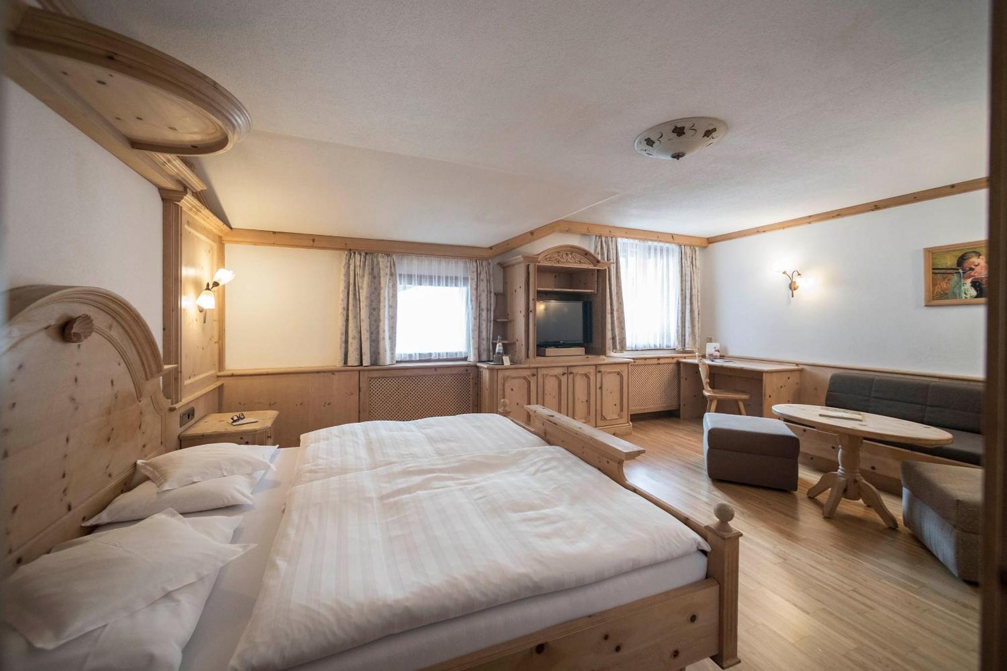 קורברה אין בדיה Posta Zirm Hotel מראה חיצוני תמונה