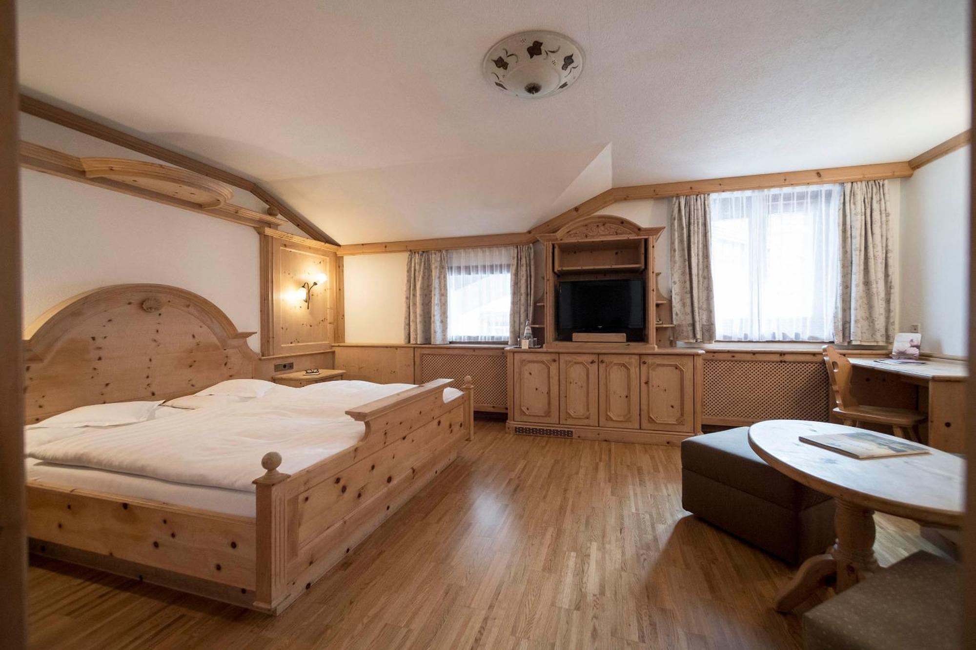 קורברה אין בדיה Posta Zirm Hotel מראה חיצוני תמונה